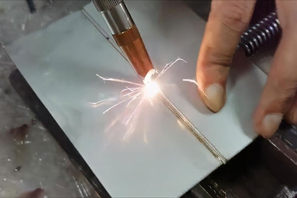 手持式激光焊接機(jī)與傳統(tǒng)焊接機(jī)比有什么優(yōu)勢？